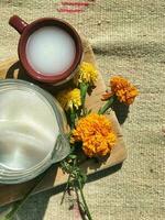 experiencia el auténtico gusto de mexico con pulque, un tradicional maguey beber, servido en hermosa vajilla foto