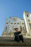 un estudiante explorador el animado calles de guanajuato, México, con el icónico Universidad edificio en el antecedentes foto