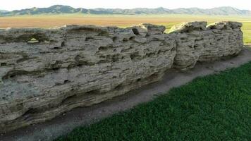 ruines de ancien ville, bâtiment et mur de ancien fois dans sans arbres vaste plaine de Mongolie video