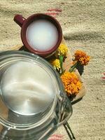 experiencia el auténtico gusto de mexico con pulque, un tradicional maguey beber, servido en hermosa vajilla foto