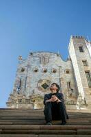 un estudiante explorador el animado calles de guanajuato, México, con el icónico Universidad edificio en el antecedentes foto