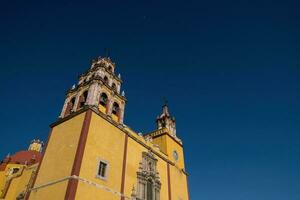 descubrir el encantador ciudad de guanajuato, México, con sus icónico basílica, histórico catedrales, y vistoso arquitectura foto