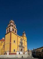 descubrir el encantador ciudad de guanajuato, México, con sus icónico basílica, histórico catedrales, y vistoso arquitectura foto