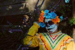 durante el día de el muerto, Arte viene viva con flor foto