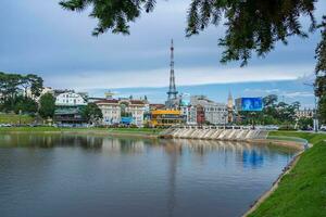 da lat, viet nam - 3 junio 2023 hermosa Mañana por xuan huong lago, da lat ciudad centro, justicia polla provincia, Vietnam foto