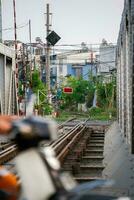 Ho chi minh, viet nam - 8 abril 2023 increíble ver de tren paso mediante un estrecho calle, el Hanoi antiguo cuarto. valores foto