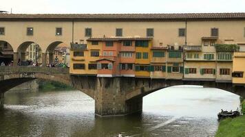 de Ponte vecchio is een middeleeuws steen gesloten borstwering segmentaal boog brug over- de arno rivier- video