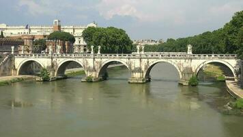 ponte sant'angelo elian puente o puente de Varolio elio es un romano puente en Roma Italia video