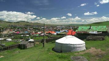 un tradicional vistoso ciudad y yurtas en Mongolia video