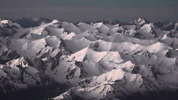 Caucase montagnes sont une Montagne système à le intersection de L'Europe  et Asie video