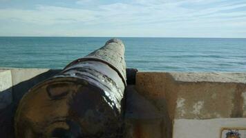 antico cannone su il fortezza video