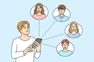 joven hombre comunicar con personas en Teléfono móvil en línea. sonriente chico texto o charla en teléfono inteligente con amigos. web comunicación concepto. vector ilustración.