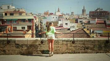 el niña admira el panorama de el ciudad de Valencia. video