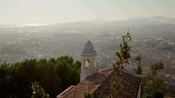 Kapelle mit ein Glocke auf das Spitze, Aussicht von das Stadt von über. video