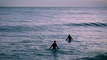 Surfen im Spanien, Sitges Stadt, Sonnenuntergang video