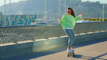 Rides a skateboard beautiful girl video