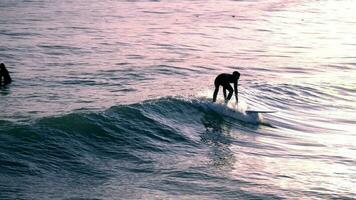 Surfen im Spanien, Sitges Stadt, Sonnenuntergang video