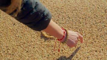 een meisje trekt een emoji Aan de zand video