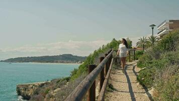 en kvinna promenader längs de pittoresk kust väg i terragona video