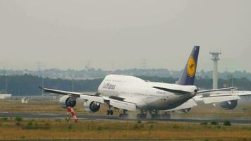 Frankfurt sou principal, Alemanha Julho 20, 2017 - Lufthansa boeing 747 d abyk Aproximando e aterrissagem às 25l. fraporto, Frankfurt, Alemanha video