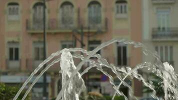 fontein stralen tegen de achtergrond van gebouwen. video