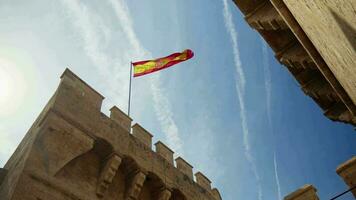 de vlag van Spanje Aan de vesting toren in Valencia. video