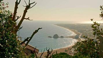 ciudad playa, ver desde un colina video