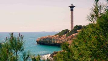 un majestuoso faro encaramado en un escabroso acantilado con vista a el vasto Oceano video