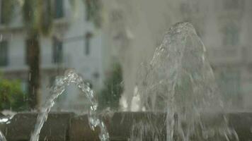 mehrere Jets von das Brunnen Nahansicht im schleppend Bewegung. video