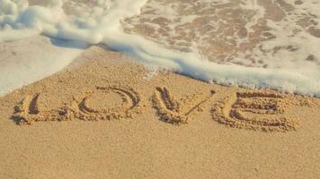 das Wort Liebe im das Sand tut nicht waschen Weg das Welle video