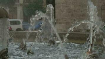 Stadt Brunnen, Wasser Jets im schleppend Bewegung. video