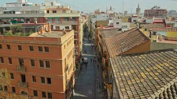 panorama av de gata i de stad av Valencia, se från de tak av de hus. video