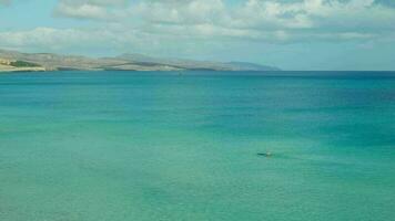 paisagem marítima, mergulhador Navegando em azul calma mar video