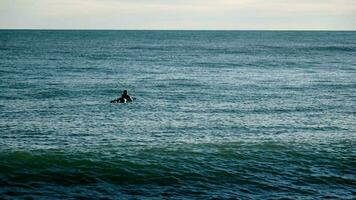 fare surf nel Spagna, sitges cittadina, tramonto video