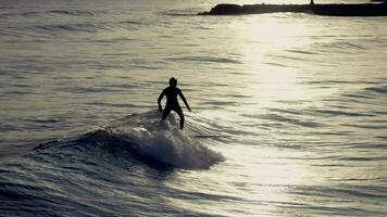 surfing in Spanje, sitges dorp, zonsondergang video