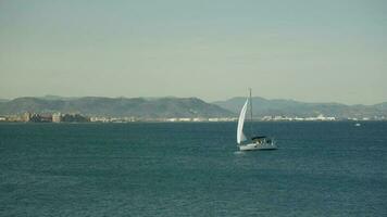 das Yacht ist einstellen gegen das Hintergrund von das Küste von valencia video