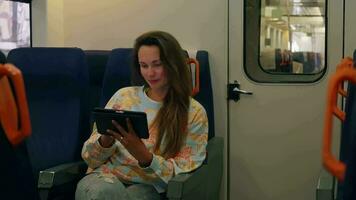 une femme absorbé dans sa tablette tandis que équitation le train video