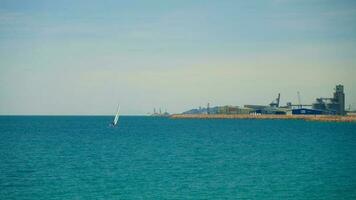 un' barca a vela andare in barca su un' sereno e vasto corpo di acqua video