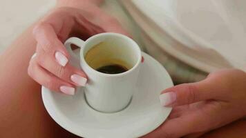 ragazza nel letto, guardare a il tavoletta e potabile caffè. video