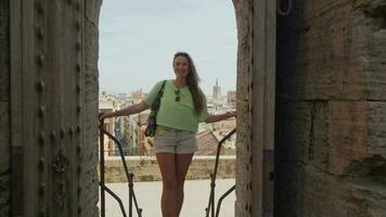 un niña en el puerta dentro un medieval castillo. video