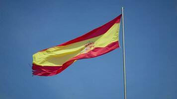 Español bandera en contra un claro azul cielo. video