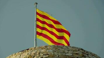 le catalan drapeau développe dans le vent, sur le forteresse. video