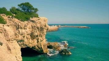 une Stupéfiant océan vue de une majestueux falaise video