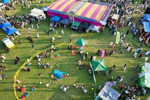 alto ángulo imágenes de público parque de atracciones retenida a lewsey público parque de lutón con gratis acceso para musulmán comunidad en islámico santo eid festival día. capturado con drones cámara en junio 29, 2023 foto