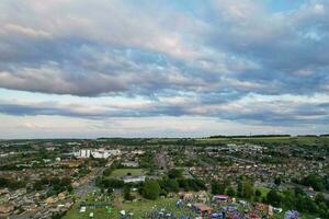 más hermosa alto ángulo imágenes de del Norte lutón pueblo de Inglaterra Reino Unido residenciales el imágenes estaba capturado durante puesta de sol con drones cámara en junio 29, 2023 foto