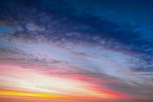 hermosa ver de un tierra y cielo - increíble cielo con nubes foto