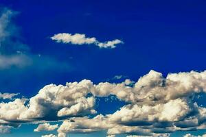 hermosa ver de un tierra y cielo - increíble cielo con nubes foto