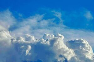 hermosa ver de un tierra y cielo - increíble cielo con nubes foto