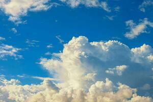 hermosa ver de un tierra y cielo - increíble cielo con nubes foto