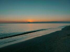 hermosa ver de el playa y el mar en el temprano Mañana foto